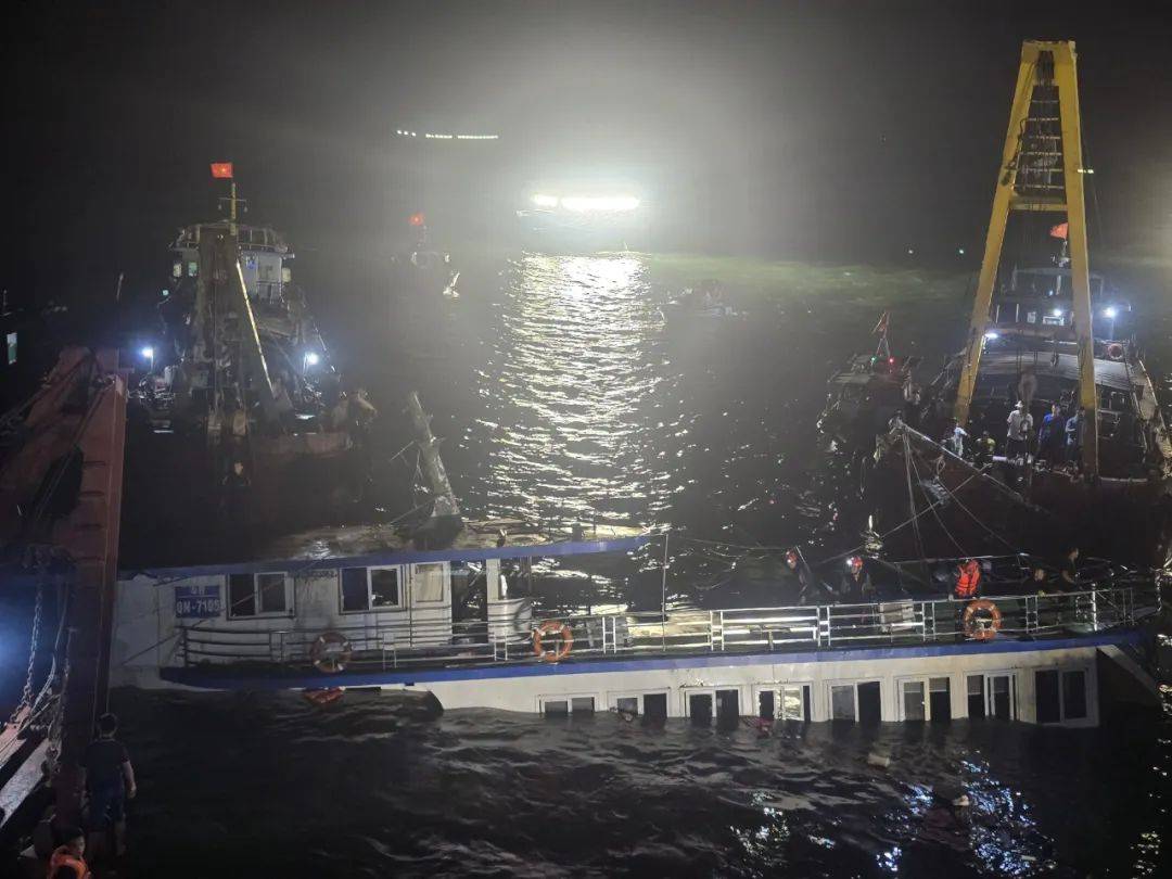越南下龙湾游船倾覆遇难者更正为35人 另有4人下落不明