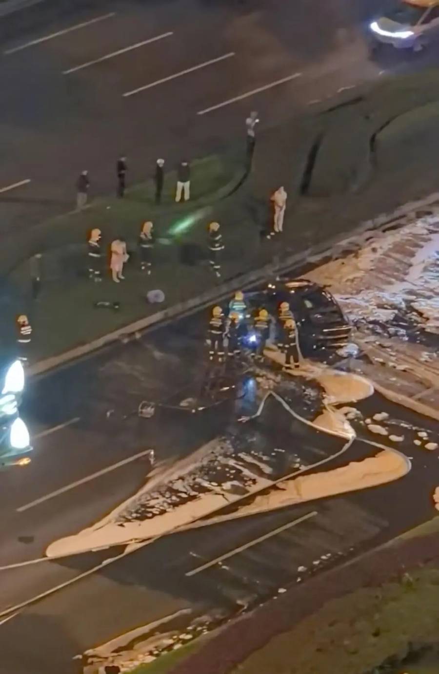 最新！成都SU7碰撞后燃烧司机死亡，小米股价暴跌超8%！客服最新回应