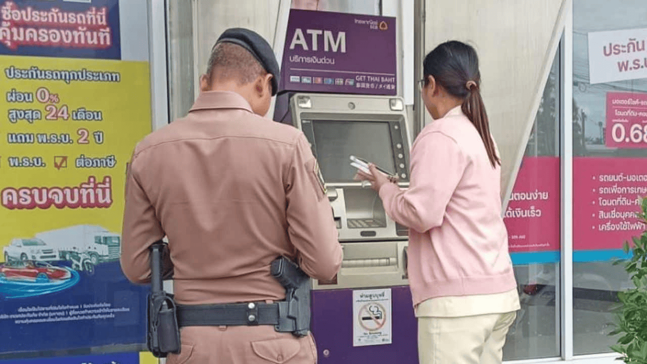 泰国女子在ATM机取钱,取款口突然窜出一条蛇