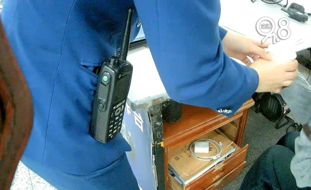 杭州地铁内,女乘客突然崩溃大哭!紧接着……这一幕被拍下