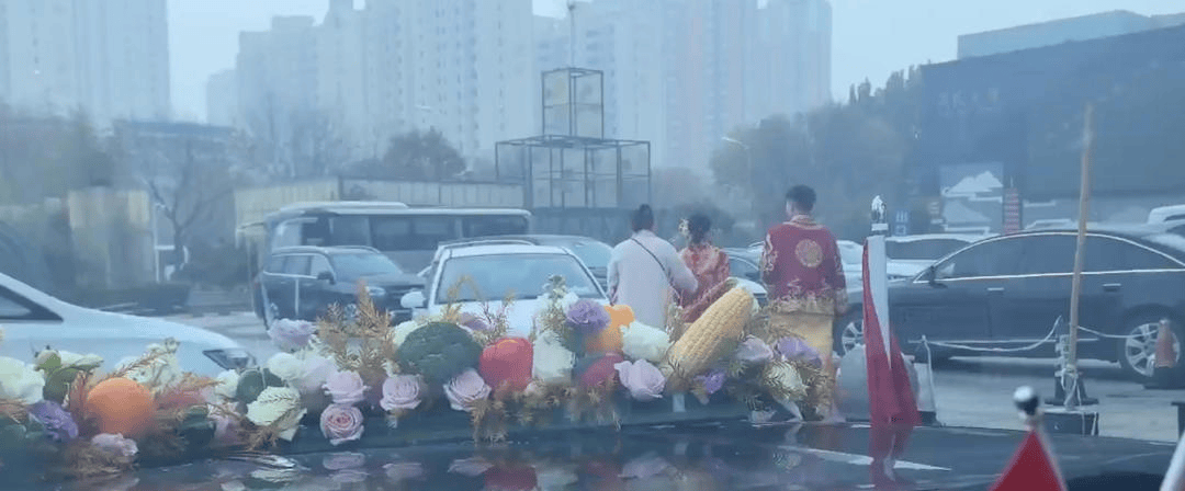 “不给50条烟不让走” ? 知情者称一婚车被拦，新人弃车离开，律师：已达刑事立案标准