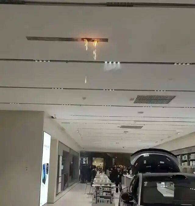 长沙“步步高梅溪新天地”商场一楼汽车展厅内发生火情？小米紧急辟谣；商场：是空调管道高温起火