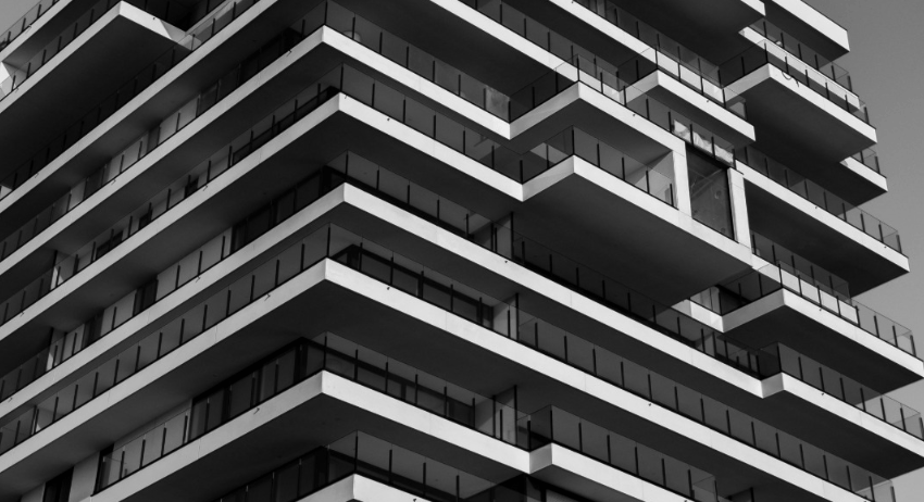 肯尼亚女大学生酒后尝试跳到隔壁阳台，从12楼坠楼身亡