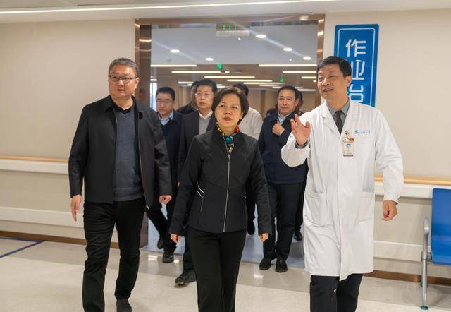 省委常委、副省长张敏一行到河南省洛阳正骨医院康复院区调研