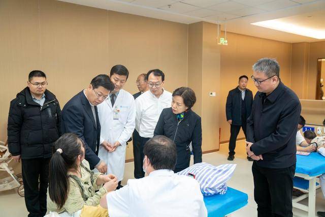 省委常委、副省长张敏一行到河南省洛阳正骨医院康复院区调研
