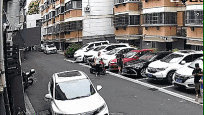 砰！浙江女子刚坐进车里，一把菜刀砸在眼前，随后剪刀又飞来