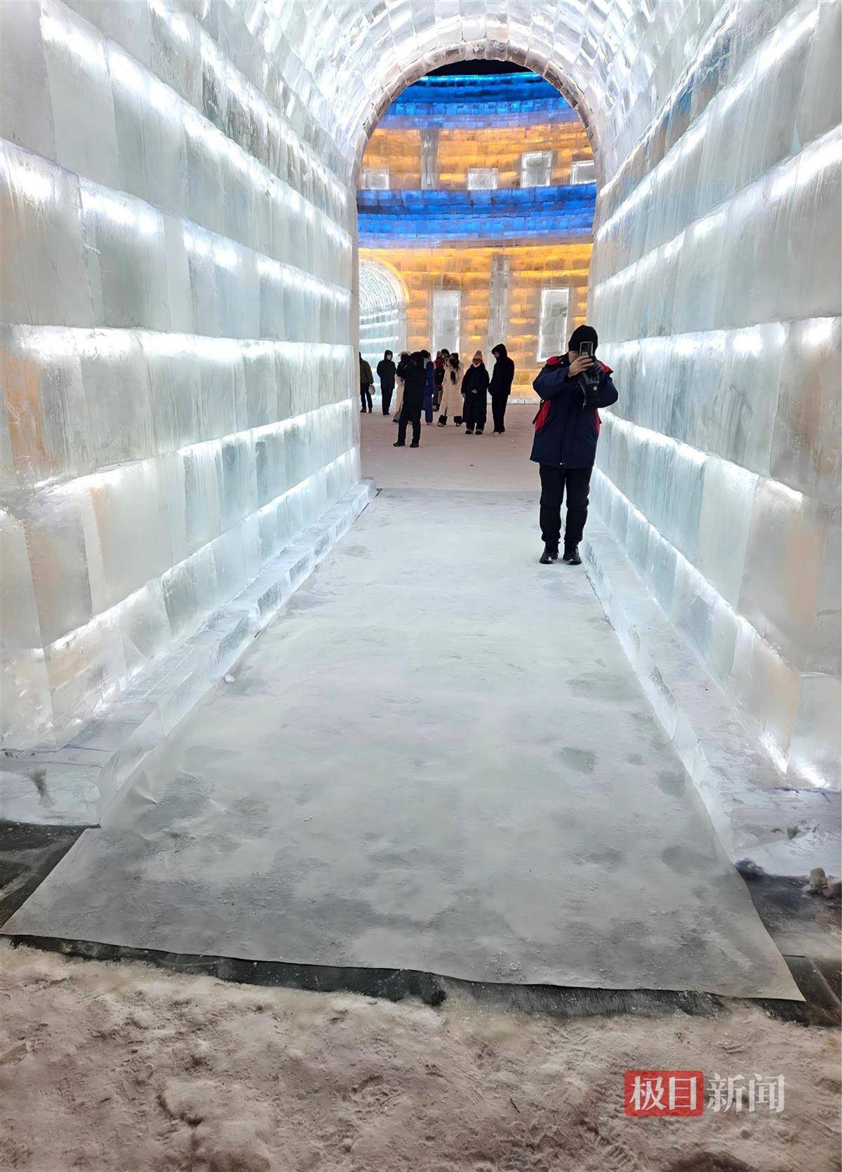 哈尔滨冰雪大世界有多宠游客：结冰路面游客易打滑，工作人员铺棉纸解决