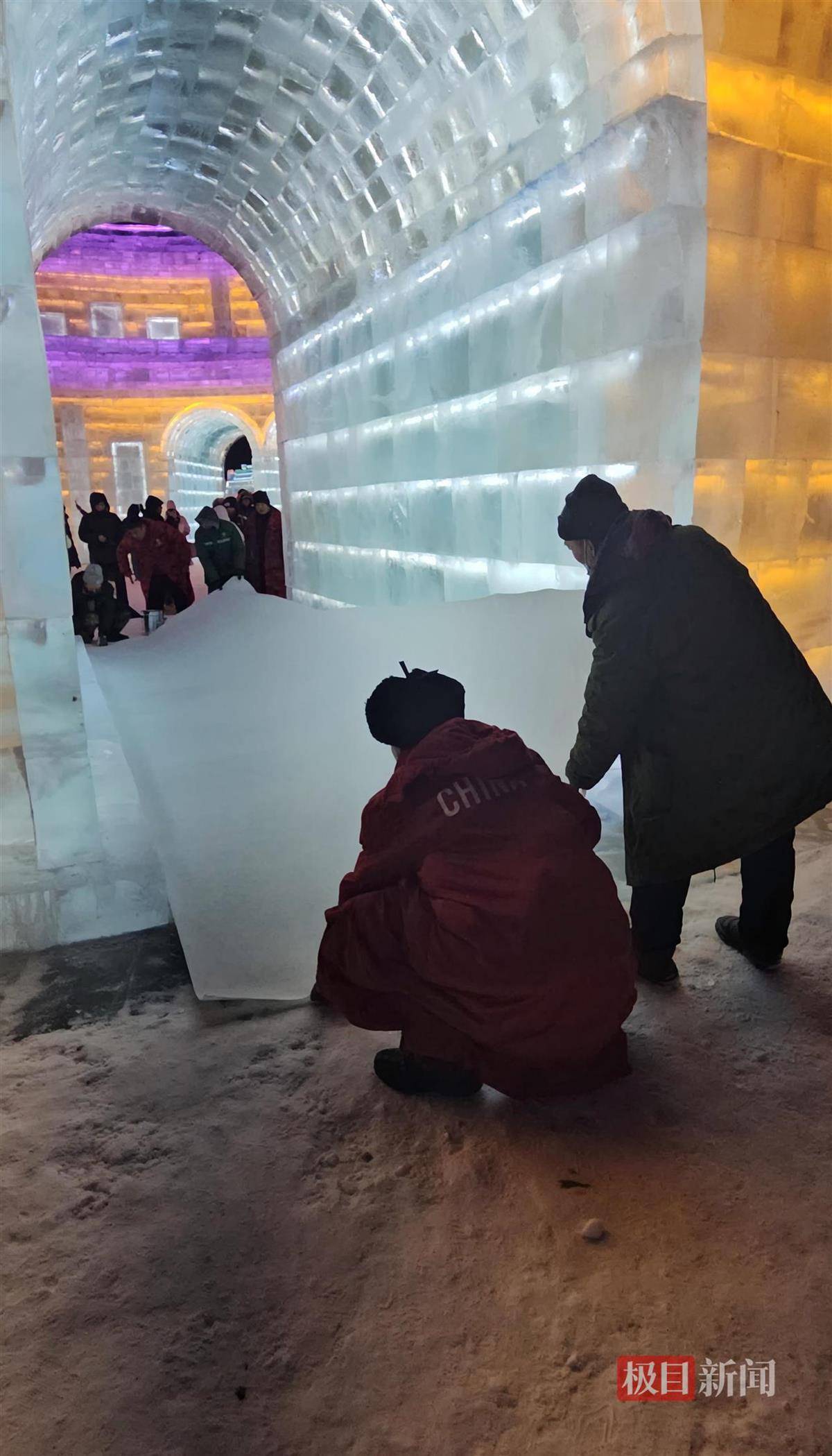 哈尔滨冰雪大世界有多宠游客：结冰路面游客易打滑，工作人员铺棉纸解决