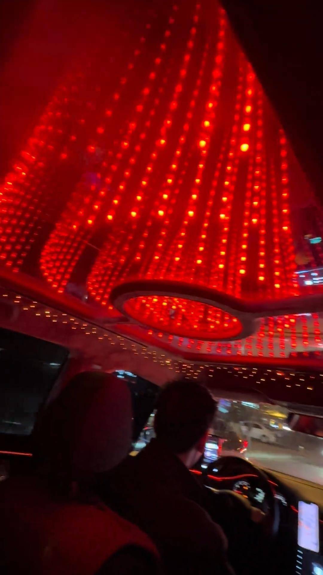 长春一女子打车遇“最炫出租车”，车顶被改装为绚丽星空顶，网友：打车竟然打到了移动KTV